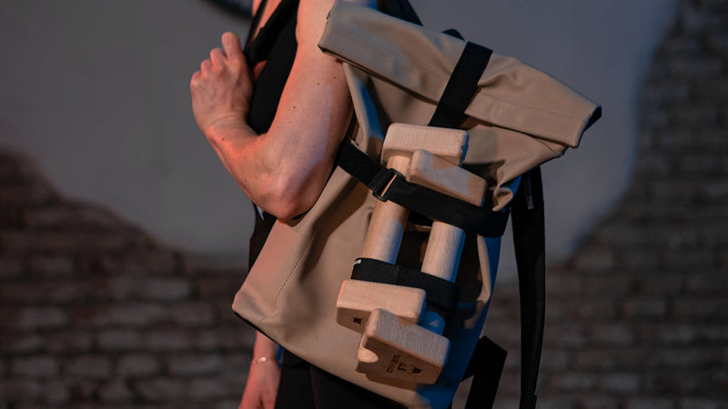 Bare Hands Parallettes mit Klettriemen am Rucksack befestigt